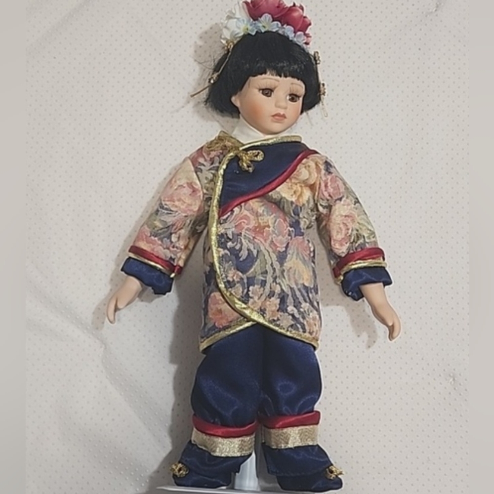 Vintage Seymour Mann 1997 Collectable Asian Porcelain Doll